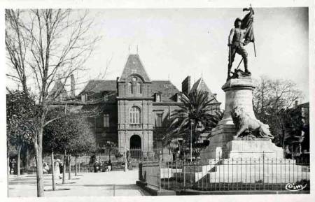 Photo-titre pour cet album: LE MONUMENT AUX MORTS