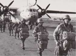 Parachutistes du 1er RCP lors d'un saut d'entretien. 
Photo Jean Pierre Poujol