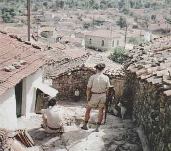 Chasseurs Alpins surveillant un village