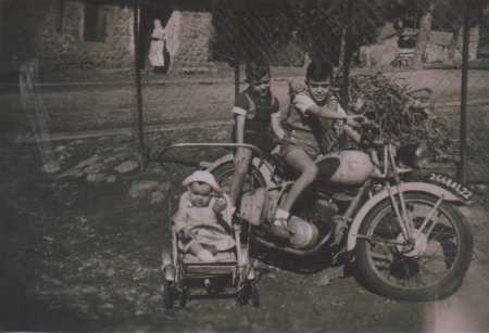 Georges CARTEAUX
et Raymond CARTEAUX
sur la moto
dans la poussette : Olga CARTEAUX