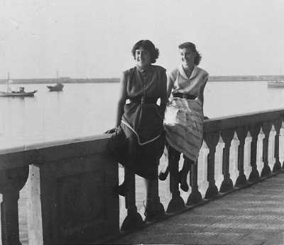 1950
Denise XICLUNA
et Annie LASSUS
