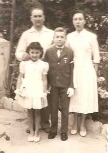 1957 
communion solennelle
d'Alain DI MEGLIO
avec ses parents et sa soeur