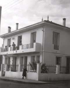 1953
----
Maison du Dr EBERT
Berthe EBERT au balcon
