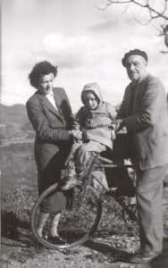 janvier 1952
----
Jean et Jeanne EGRETEAUD
leur petite fille
Nani DORAND