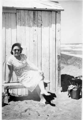 1951
le Cabanon de la Famille XICLUNA
sur la plage
----
Germaine XICLUNA