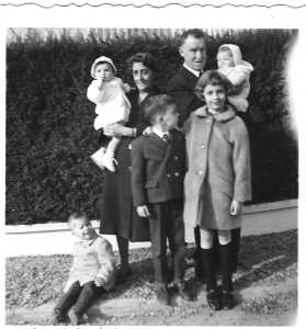1966 - TOULOUSE
Xaviere et Charles LASSUS
avec leurs petits enfants