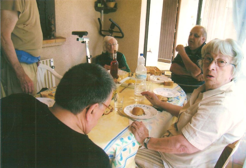 Juin 2006
Chez Daniel RAUD
----
Loulou XICLUNA
Ventre de Daniel RAUD
Mari d'Eyliette RAUD
Guy ROSET
Eyliette RAUD