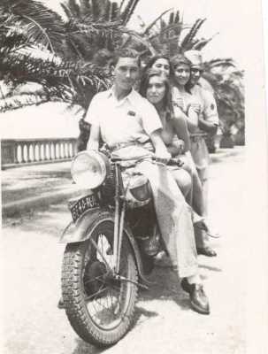 1948 : Promenade des Anglais
----
Roger GASSIER
Mirande SIARI
Maddy SEROR
Evelyne SIARI
Serge SEROR