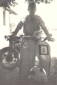 Guy PONS avec la Vespa de  JEANNET