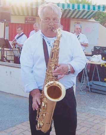 2011 - Gigean (34)
Jacky TORREGROSSA
devant son orchestre