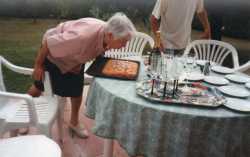 Aline VICIDOMINI
soufflant sur ses bougies 
de ses 90 ans (2006)