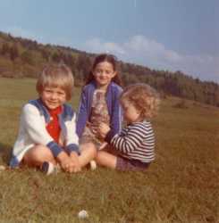 Michelle VICIDOMINI 
et ses trois enfants 
dans la campagne en 1973-1974