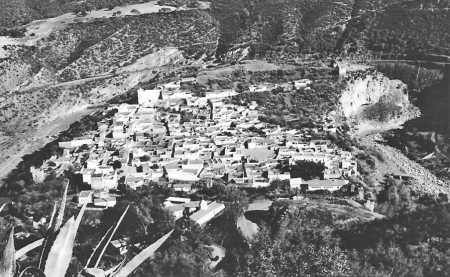 Vue du Vieux-TENES 
prise de Sidi ABELKADER
vers 1950