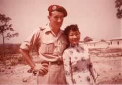 lieutenant Michel THIEBAUD en compagnie de DAO BA YOUNG, une tonkinoise. 
Savannaket printemps 1955
