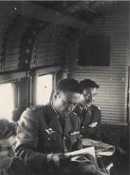 Le lieutenant Odon SOUFFLET lors d'un transport en Junkers JU 52
