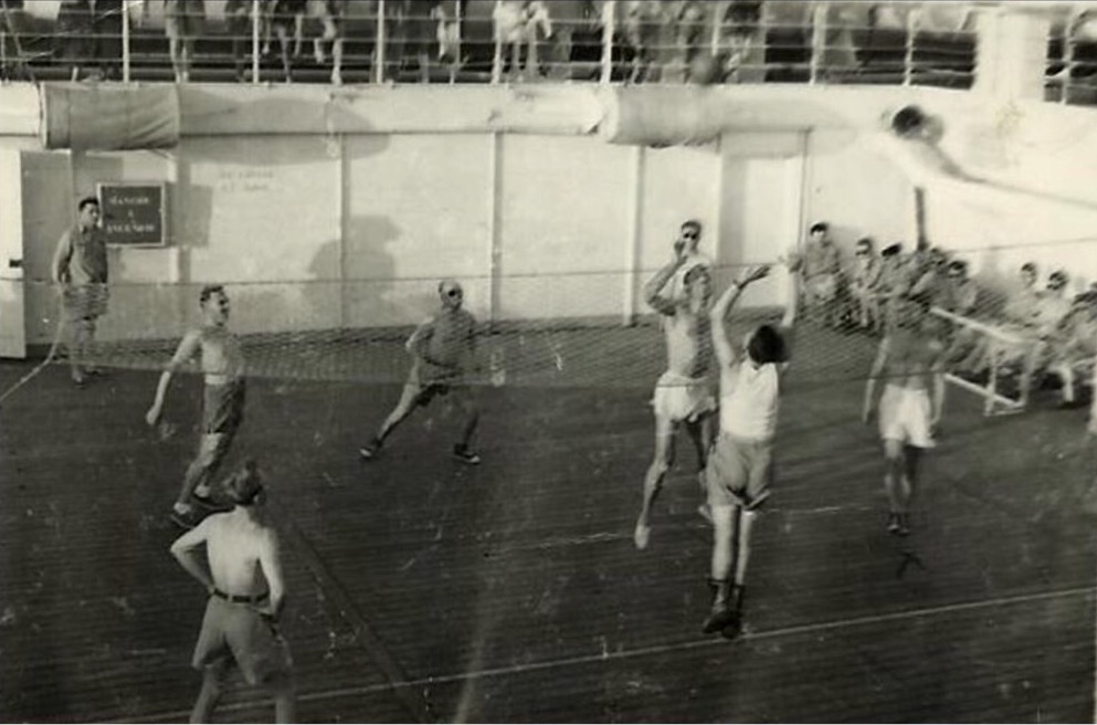 Volley Ball sur le pont du "Pasteur"en mars 1951
