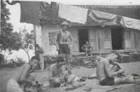 Cho Ben, 1951. Lieutenant Odon SOUFFLET debout au centre avec casque