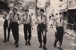 Hussards 1er RHP en ballade dans une rue de Tarbes. A gauche, Pierre CHACAL
