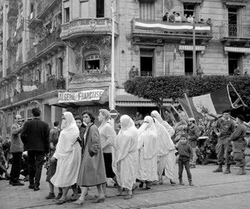Le ravitaillement des barricades à Alger en  janvier 1960 Guerre d'Algérie 