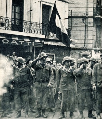 Henri AVELIN au centre avec le drapeau