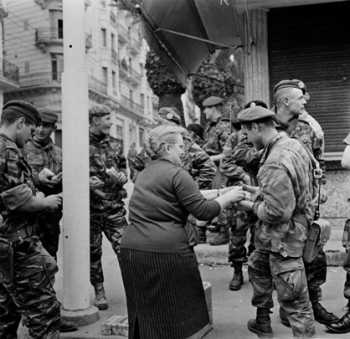 ALGER
Janvier 1960
Une passante ravitaille les
Parachutistes de la 10e Division