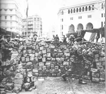 Alger
Janvier 1960
Les Barricades rue Michelet
Pierre Lagaillarde de face, sur la gauche