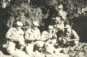 Groupe de tirailleurs devant des grenadiers dans une oasis
Photo J.C. Serer