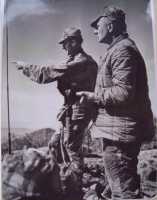 Bigeard et le Sgt-Chef Bourgevin,
son dessinateur. 
Photo de Gustave Prigent.