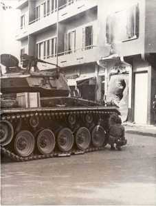 Para sous la protection d'un char pendant les combats de rue