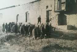 1957 - Bordj de BENI MANSOUR
Groupe de fellaghas prisonniers revenant des toilettes