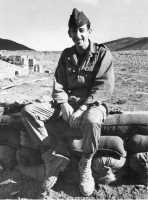 1960, poste du Plateau (col de Hamamm) BICHARA. 
Jean ADELL se fait une petite pose sur le muret de protection du mortier de 81