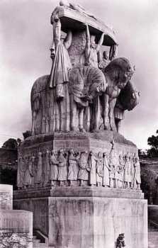 Alger, le monument aux morts