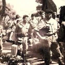 A Alger en 1962, au jardin Marengo. Avec la valise, le MDL FILAIRE