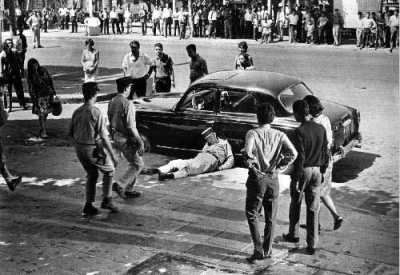 La Bataille d' ALGER
Un policier abattu par un tueur du FLN