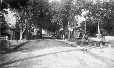 BERARD -  La rue Principale vers 1935
et la Fontaine miraculeuse
