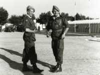 Mai 1964. Le Colonel BIGEARD sur la Place d' Armes 
du camp militaire de Pau/Idron avec le colonel VARENNES
chef de corps du 1er RCP. 
Photo Michel Bernadets.