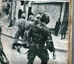 Paras et militaires de la base de Bizerte
lors d'une accalmie.