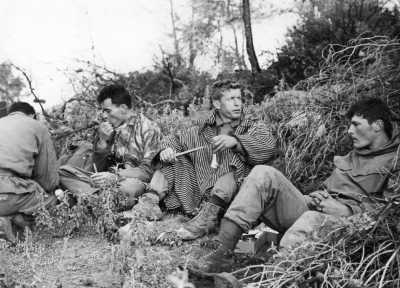 Des soldats d'un des commandos
de chasse de Miliana
se nourrissant avec des rations 
de combat, le 23 mars 1959