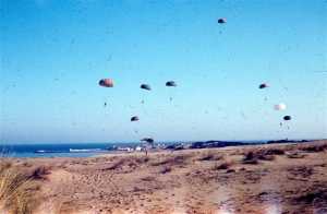 Le CPA 20 saute sur la plage de Courbet
en juin 1961
