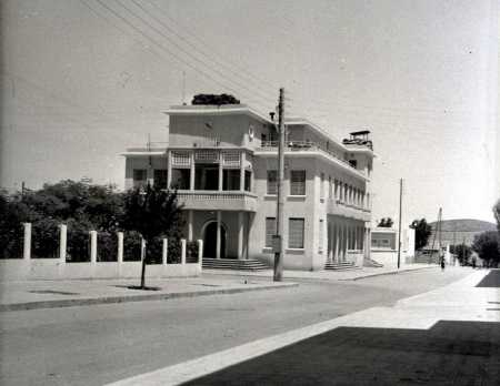 DE MALHERBE 
La MAIRIE avec sur son toit
des postes de garde