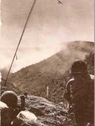 Un poste d'observation 
lors des combats de l'Arb Estaya 
le 15 mars 1958
Au loin un bombardier lance du napalm
sur les positions rebelles