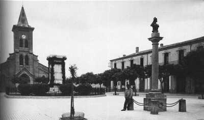 AUMALE - Place Thiers 
et l'Eglise Ste Julie