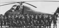 Les volants et les pilotes de la 32F autour de leur commandant
Photo R.P. Bonnet