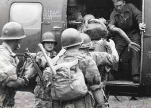Embarquement soldats du Cdo TAXY dans un H21. 
Photo de Florence de Lapersonne