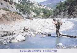 Commando traversant un oued dans les Georges de la Chiffa en octobre 1959