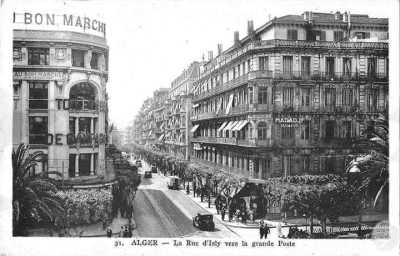 Alger, la rue d'Isly vers la Grande Poste.