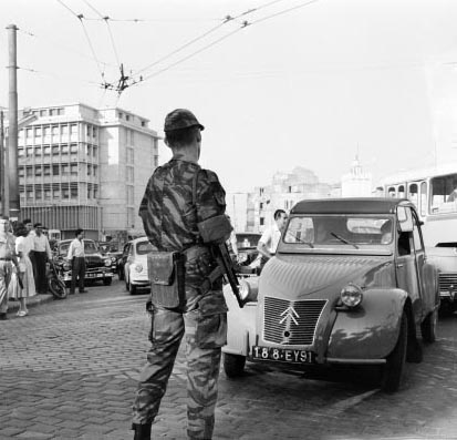 Alger le 29 juillet 1957
le 3e RPC boucle par surprise le quartier de la Place du gouvernement - Square Bresson au bas de la Casbah