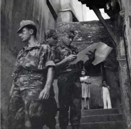 Paras dans une ruelle de la Casbah pendant la bataille d'Alger. 
A droite LENOIR adjoint de Bigeard. 
Photo Marcel Flament.