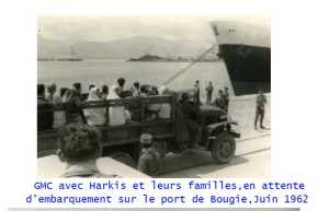 GMC avec des Harkis et leurs familles
en attente d'embarquement 
sur le port de BOUGIE
en juin 1962