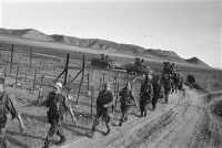 Soldats en patrouille le long du barrage sous la protection d'AM M8.